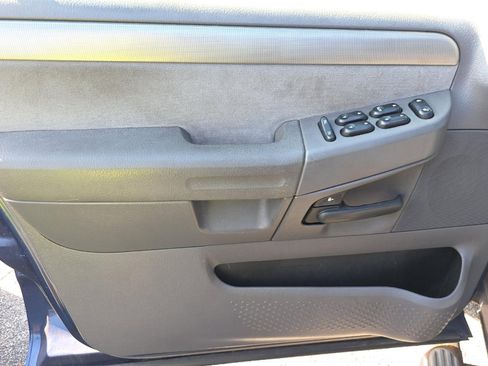 Used 2004 Ford Explorer XLT image 9