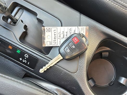 Used 2017 Toyota RAV4 LE image 31