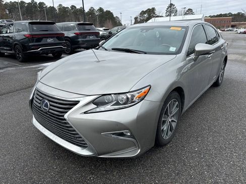 Used 2016 Lexus ES 300h w/ Luxury Package w/Wood Trim image 4