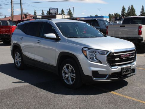 Used 2022 GMC Terrain SLE w/ Driver Convenience Package image 3