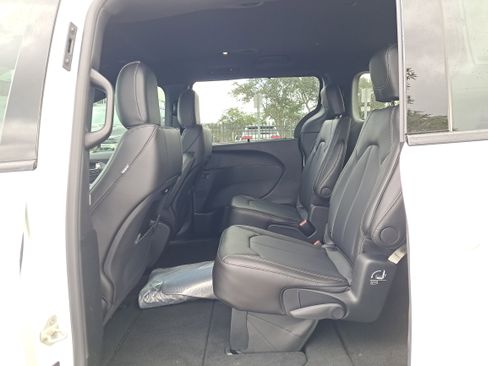 New 2026 Chrysler Pacifica Select w/ S Appearance Package image 6