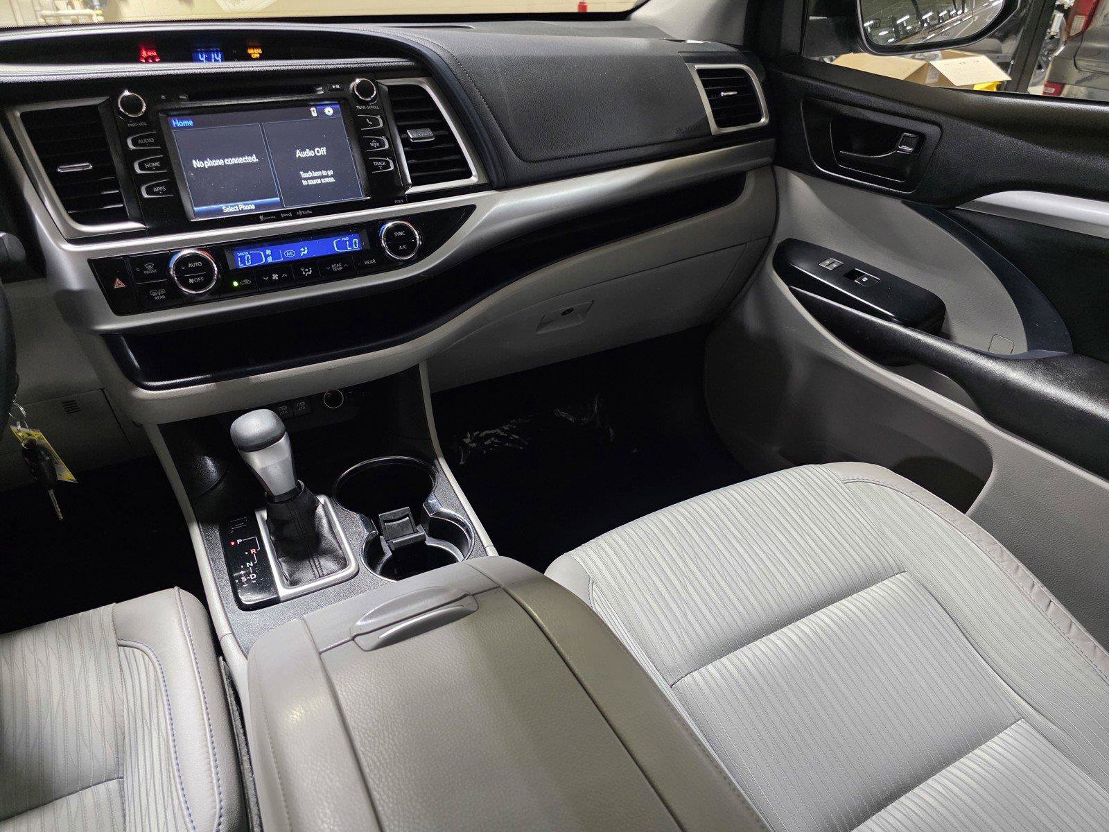 Used 2017 Toyota Highlander Plus FWD image 18