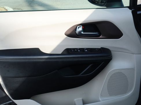 Used 2023 Chrysler Voyager LX image 30