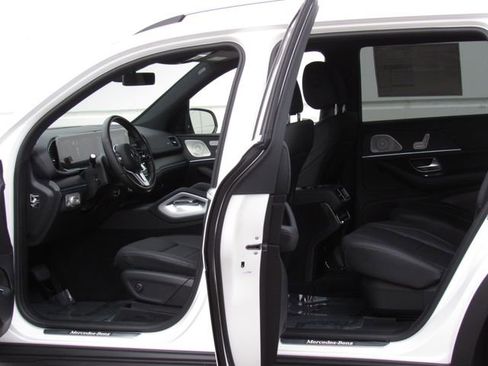 Used 2023 Mercedes-Benz GLS 450 4MATIC image 13