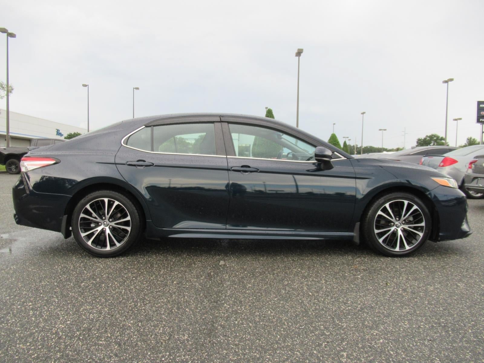 Used 2019 Toyota Camry SE FWD image 2