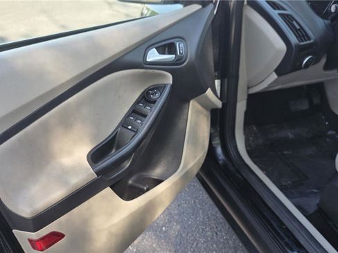 Used 2017 Ford Focus SE FWD image 11