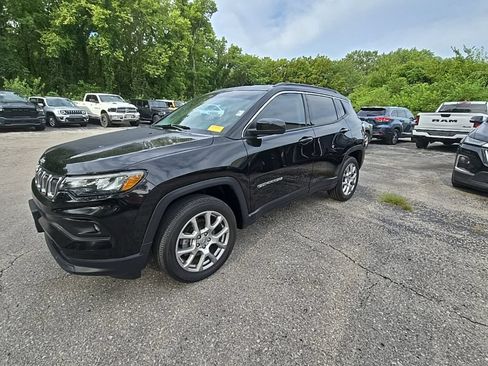 Used 2022 Jeep Compass Latitude AWD/4WD image 2