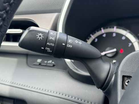 Used 2022 Toyota Highlander XLE AWD/4WD image 19