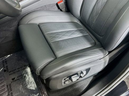 Used 2025 BMW X7 M60i w/ Executive Package image 20