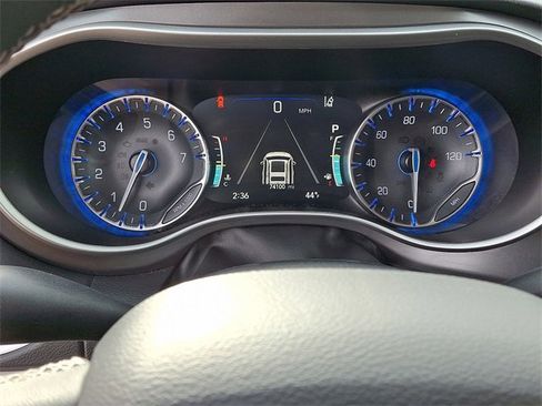 Used 2023 Chrysler Pacifica Touring-L image 17