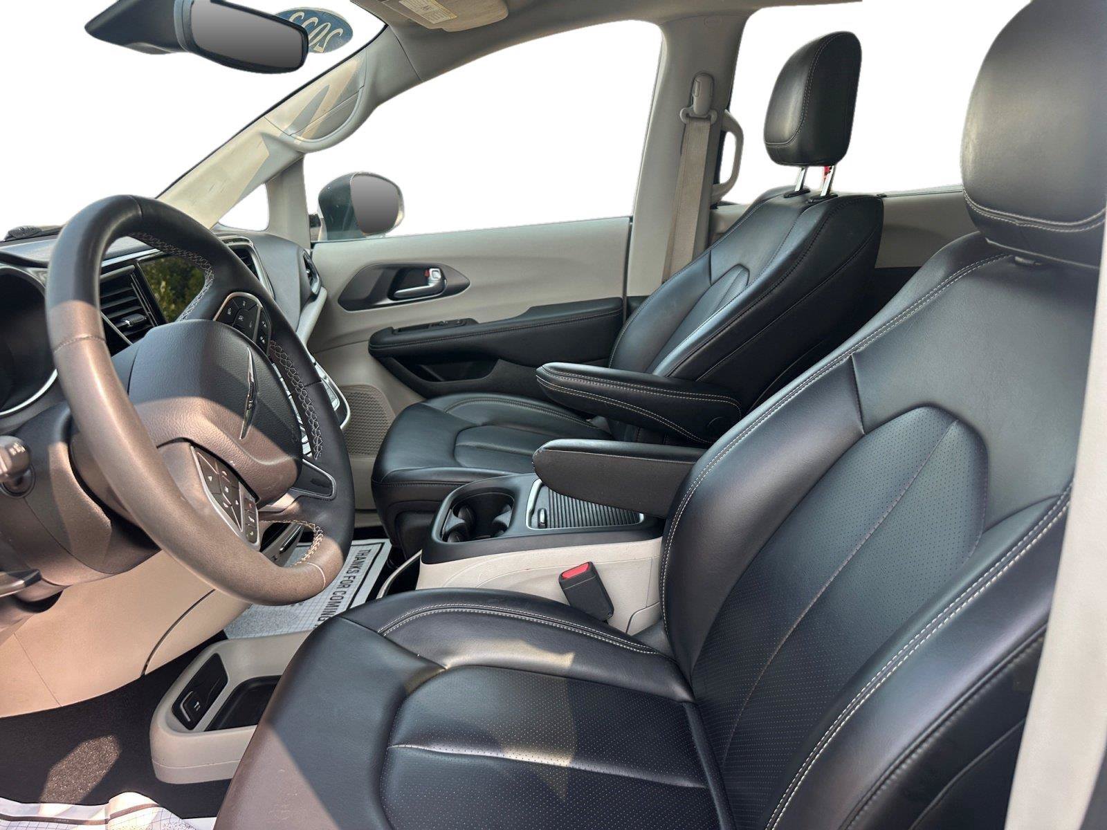 Used 2023 Chrysler Pacifica Touring-L FWD image 11