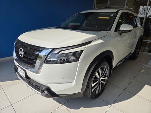 Used 2022 Nissan Pathfinder Platinum w/ Cargo Package AWD/4WD image 1