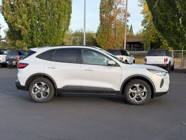 Certified 2025 Ford Escape ST-Line Select AWD/4WD image 3