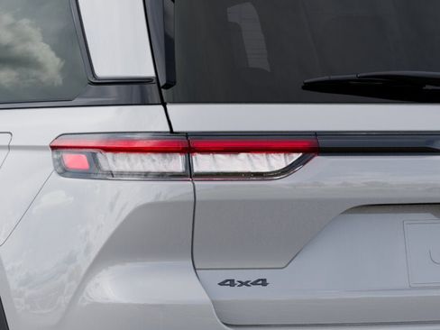 Used 2025 Jeep Grand Cherokee Altitude image 34