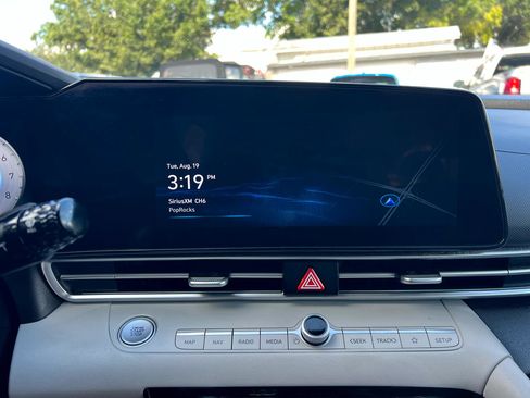 Used 2024 Hyundai Elantra Limited image 15