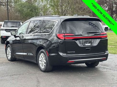 Used 2022 Chrysler Pacifica Touring-L w/ Uconnect Theater Family Group FWD image 2