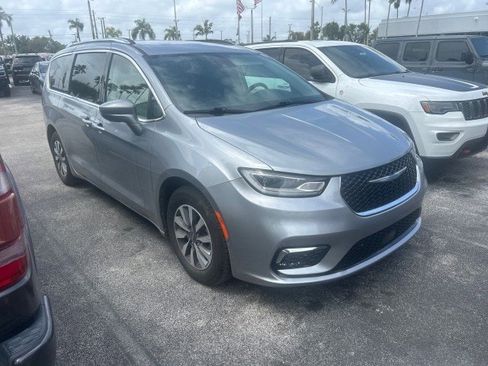 Used 2021 Chrysler Pacifica Touring-L image 2