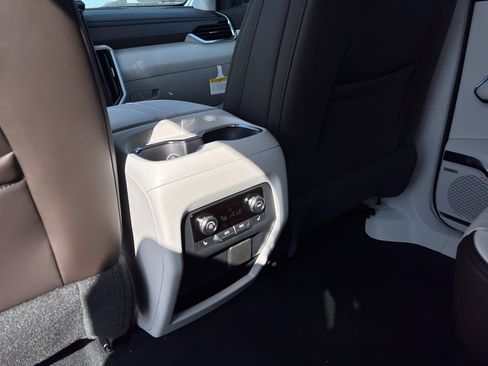 Used 2027 GMC Acadia Denali FWD image 18