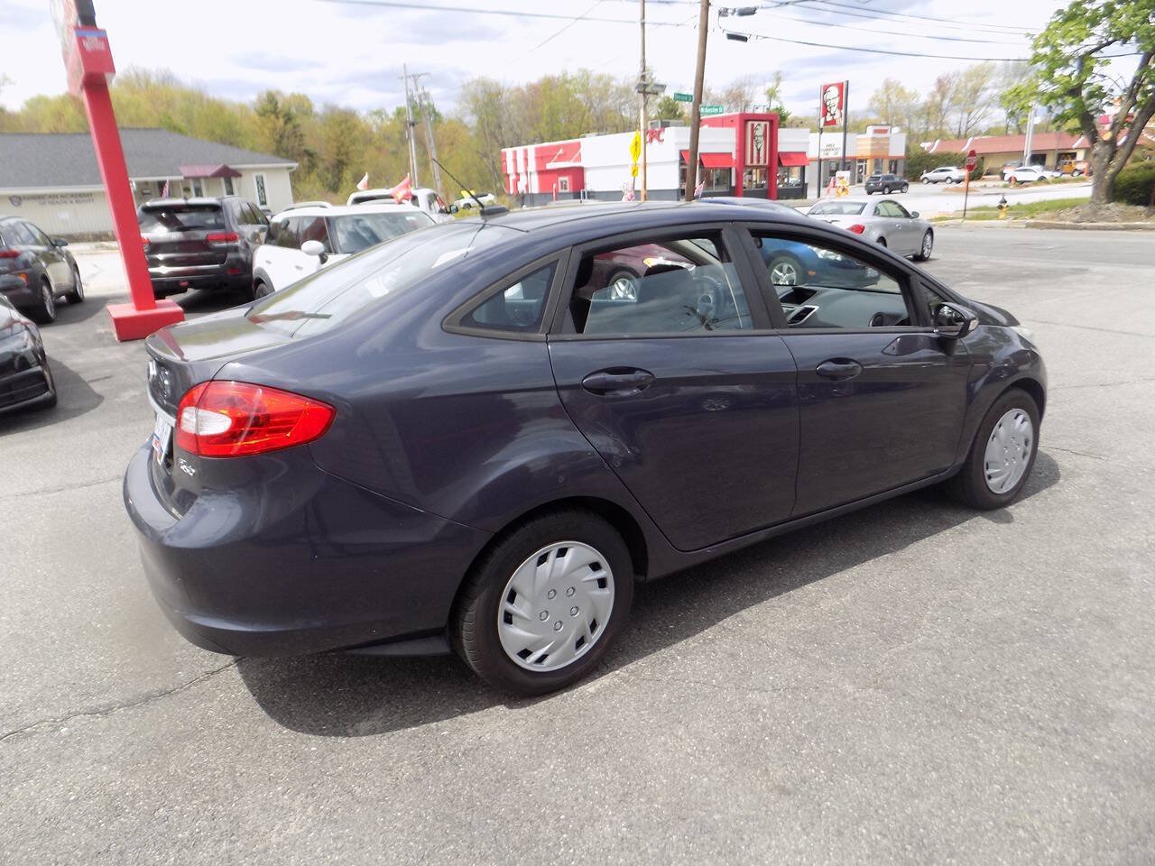 Used 2013 Ford Fiesta SE FWD image 3