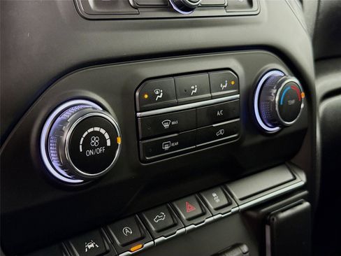 Used 2023 Chevrolet Silverado 1500 Custom image 15