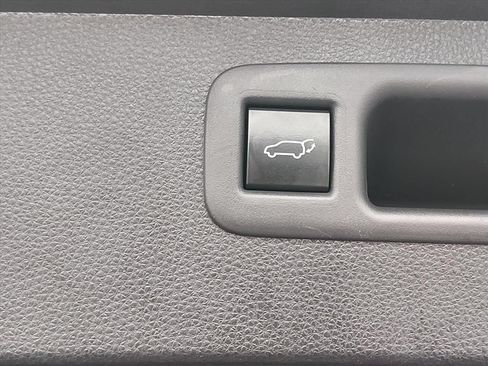 Used 2023 Toyota Highlander XLE FWD image 17
