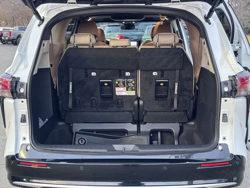 Used 2024 Toyota Sienna Limited image 41