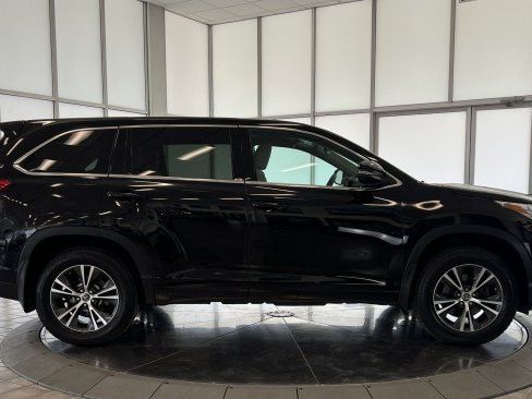 Used 2017 Toyota Highlander LE AWD/4WD image 8