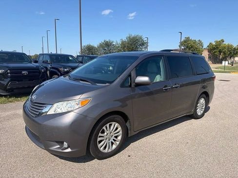 Used 2017 Toyota Sienna XLE Premium FWD image 2