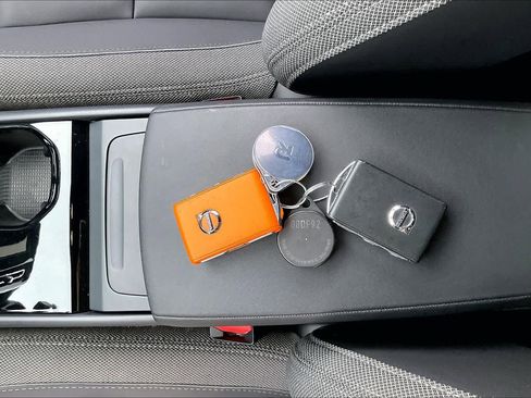 Used 2023 Volvo XC40 Recharge Core image 14