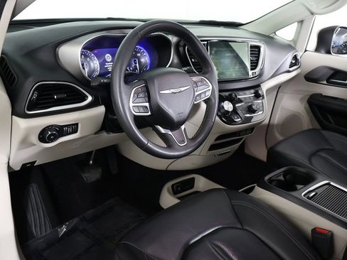 Used 2023 Chrysler Pacifica Touring-L image 25