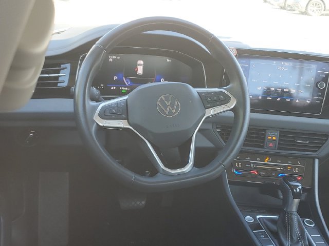 Certified 2025 Volkswagen Jetta SE FWD image 11