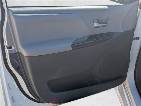 Used 2018 Toyota Sienna LE image 14