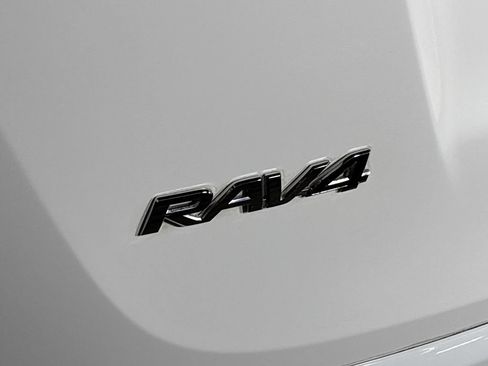 Used 2018 Toyota RAV4 LE AWD/4WD image 23