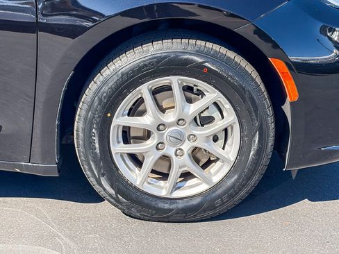 Used 2024 Chrysler Pacifica Touring-L image 9