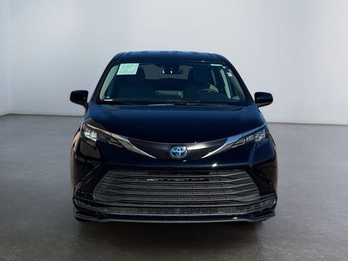Used 2024 Toyota Sienna LE image 3