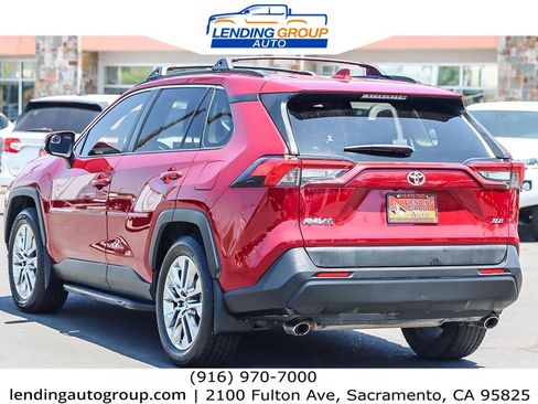 Used 2019 Toyota RAV4 XLE Premium image 2