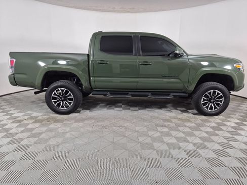 Used 2022 Toyota Tacoma TRD Sport w/ Technology Package RWD image 2