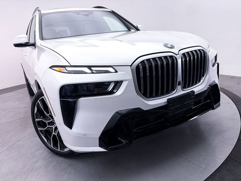 Used 2023 BMW X7 xDrive40i w/ M Sport Package AWD/4WD image 10