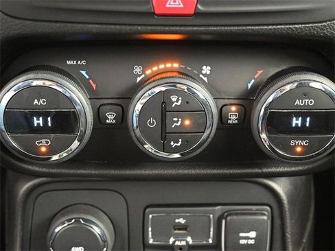 Used 2017 Jeep Renegade Latitude w/ Popular Equipment Group image 22