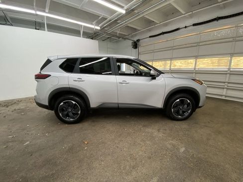 Used 2024 Nissan Rogue SV image 7