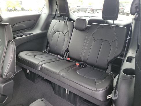 New 2026 Chrysler Pacifica Select image 17