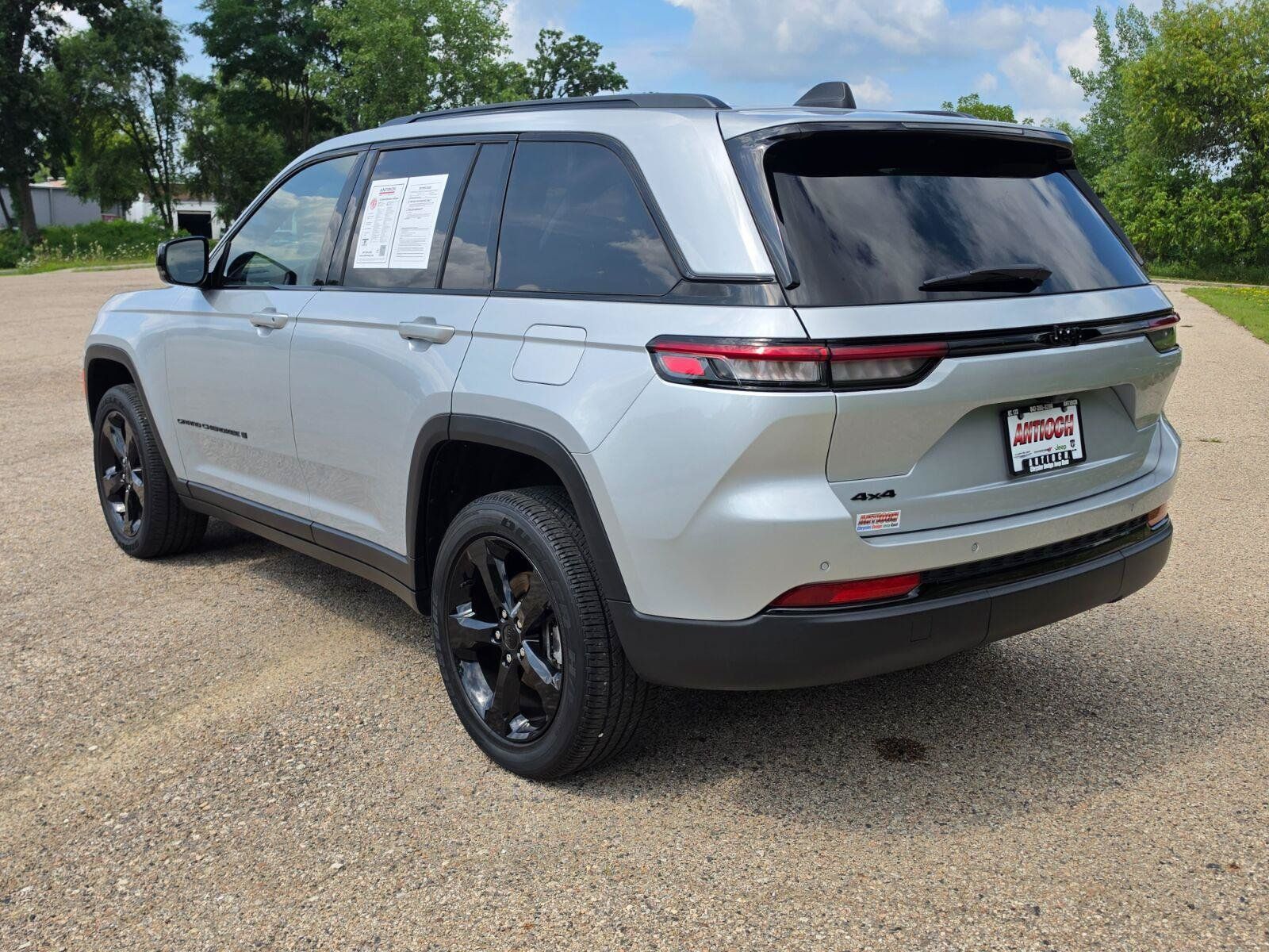 Used 2023 Jeep Grand Cherokee Altitude AWD/4WD image 13