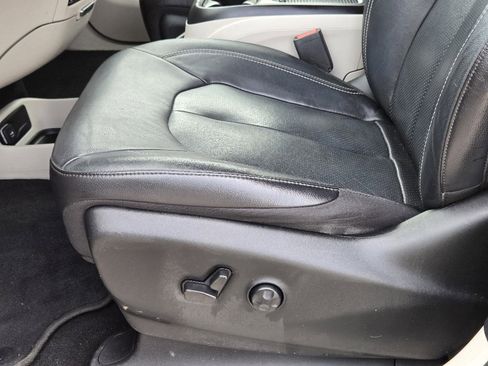 Used 2022 Chrysler Pacifica Touring-L w/ Uconnect Theater Family Group image 26