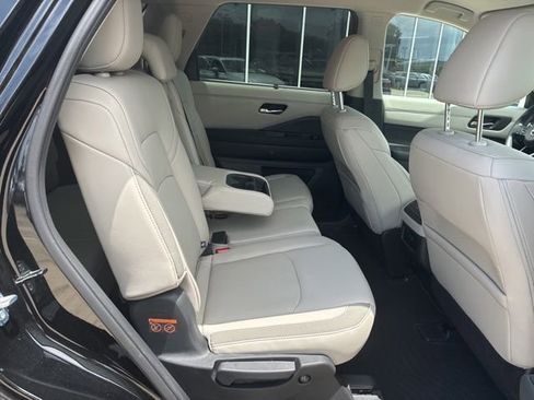 Used 2025 Nissan Pathfinder SL FWD image 9