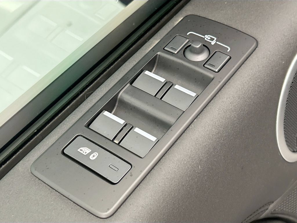 Certified 2025 Land Rover Discovery S AWD/4WD image 22