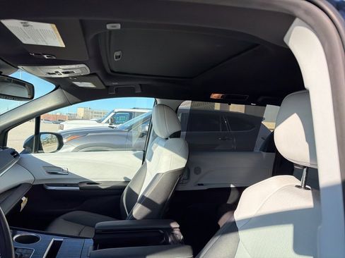 Used 2025 Toyota Sienna XSE image 9