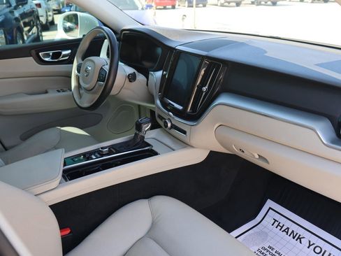 Used 2018 Volvo XC60 T6 Momentum w/ Convenience Package image 10