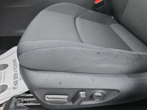 Used 2022 Toyota Venza LE image 27