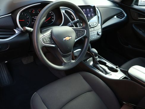 Used 2024 Chevrolet Malibu LT image 3