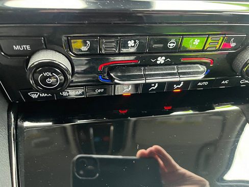 Used 2023 Jeep Grand Cherokee Limited w/ Luxury Tech Group II image 32